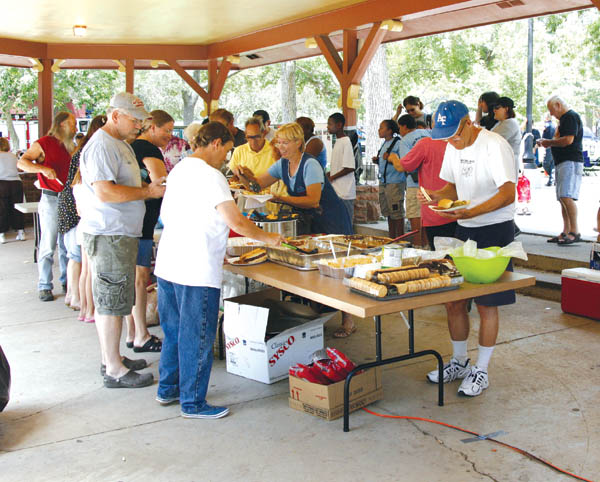 Scenes from the Westside Neighbors Picnic... Attendees fill
up their plates with barbecued hotdogs and/or brats, plus
side dishes and condiments
(all donated by area businesses).
Westside Pioneer photo