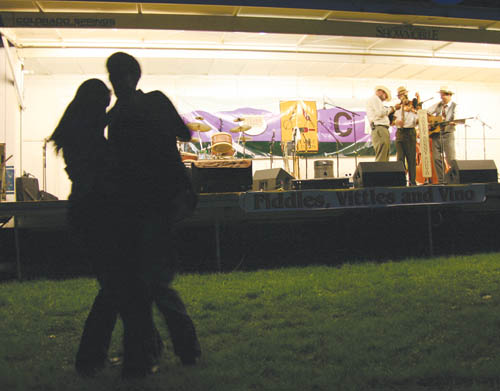 Aaron and Erin Youngberg dance to the music of Sweet
Sunny South at last year�s Fiddles, Vittles & Vino at Rock Ledge Ranch. The married couple, who played in �07 with
the Billy Pilgrims band, will be back this year with the Finders & Youngberg band. The annual event will be from 3 to 9 p.m. Saturday, Aug. 23.
Westside Pioneer file photo