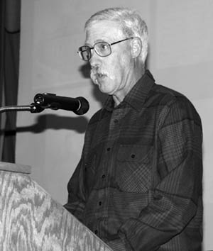 Bob Lane gave a �tour� of Colorado postcards from 1900 to 1945 at the Nov. 10 Pikes Peak Posse dinner meeting. 
Westside Pioneer photo 