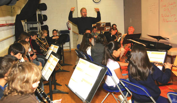 Washington Elementary School music teacher Rob Rodine leads his band class through a song.
Westside Pioneer photo